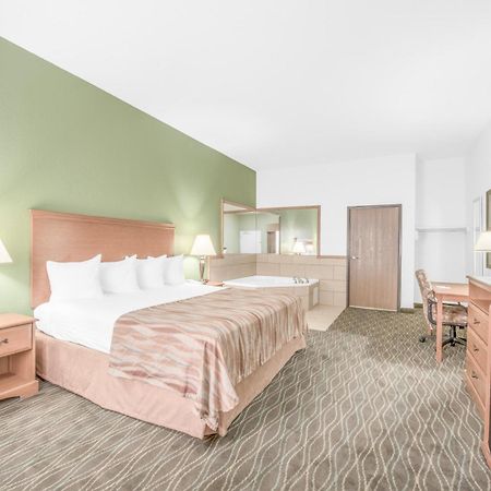 Baymont By Wyndham Pearsall Exterior photo