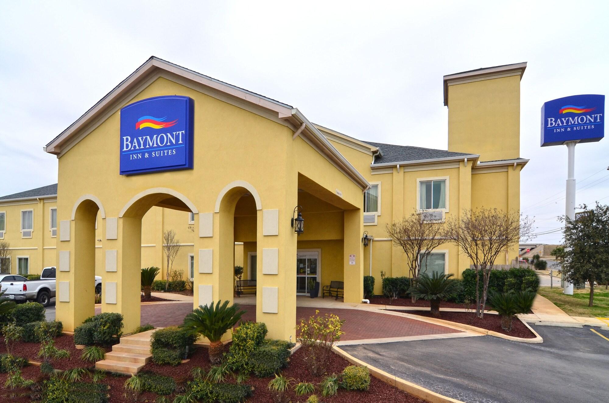 Baymont By Wyndham Pearsall Exterior photo