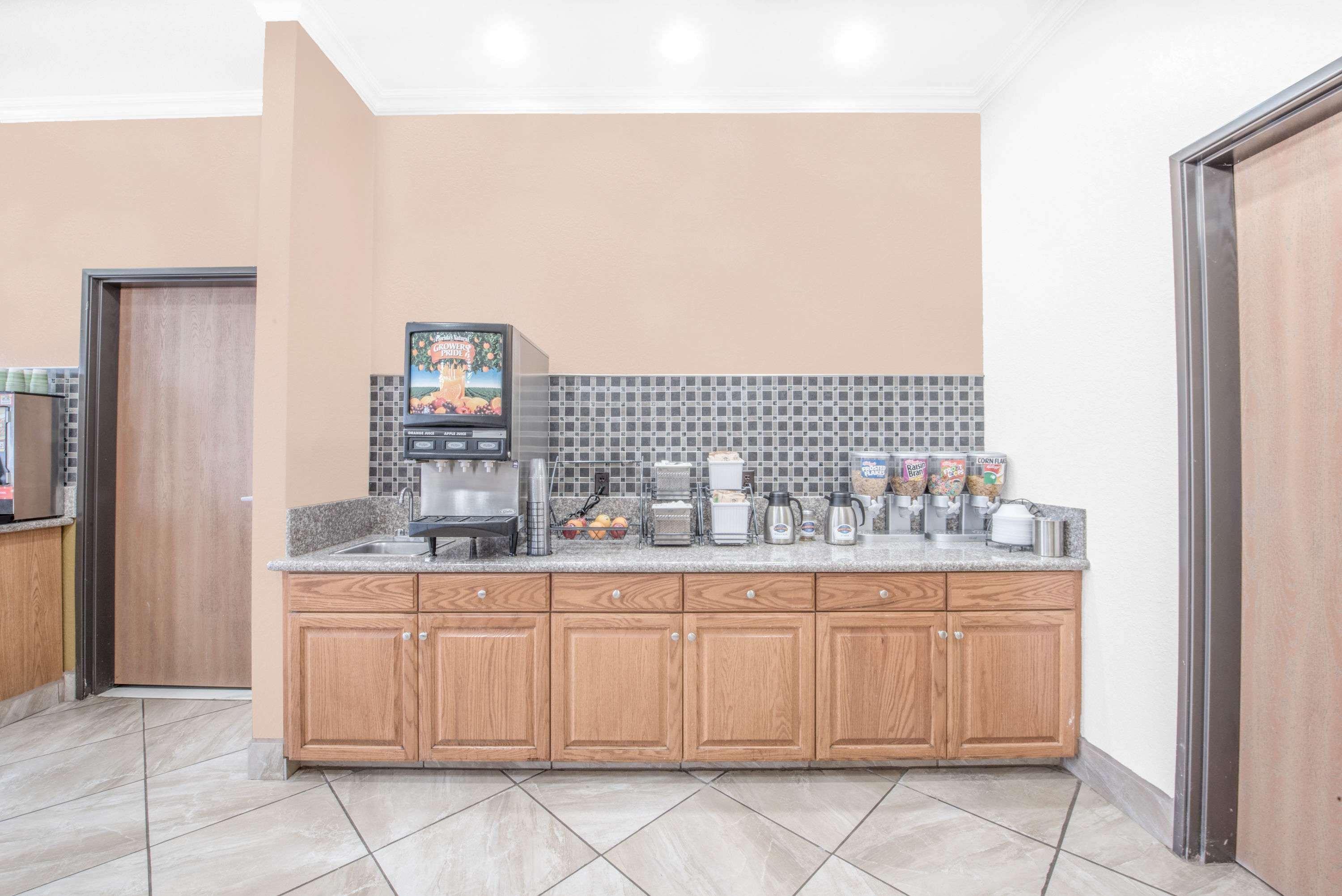 Baymont By Wyndham Pearsall Exterior photo