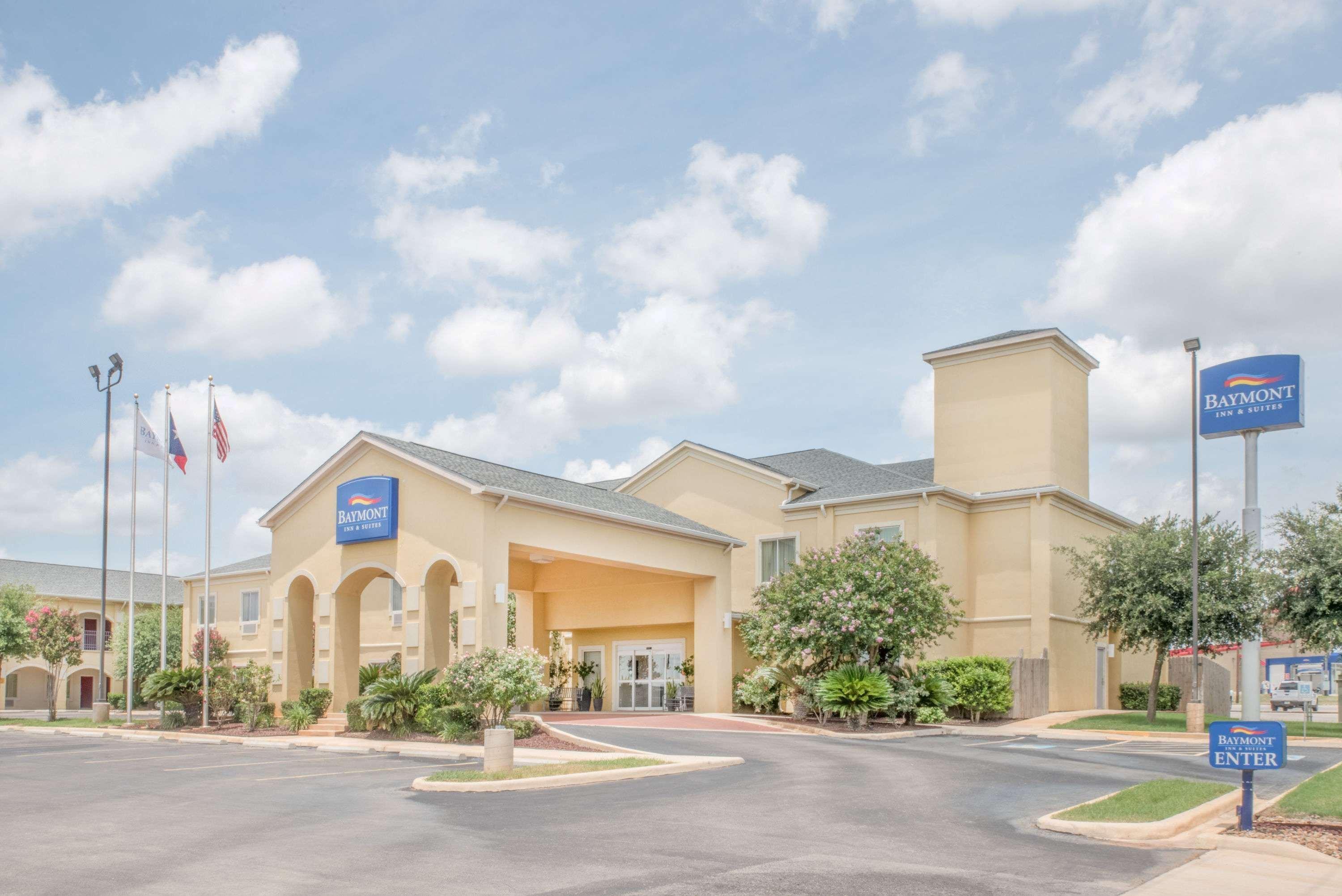 Baymont By Wyndham Pearsall Exterior photo