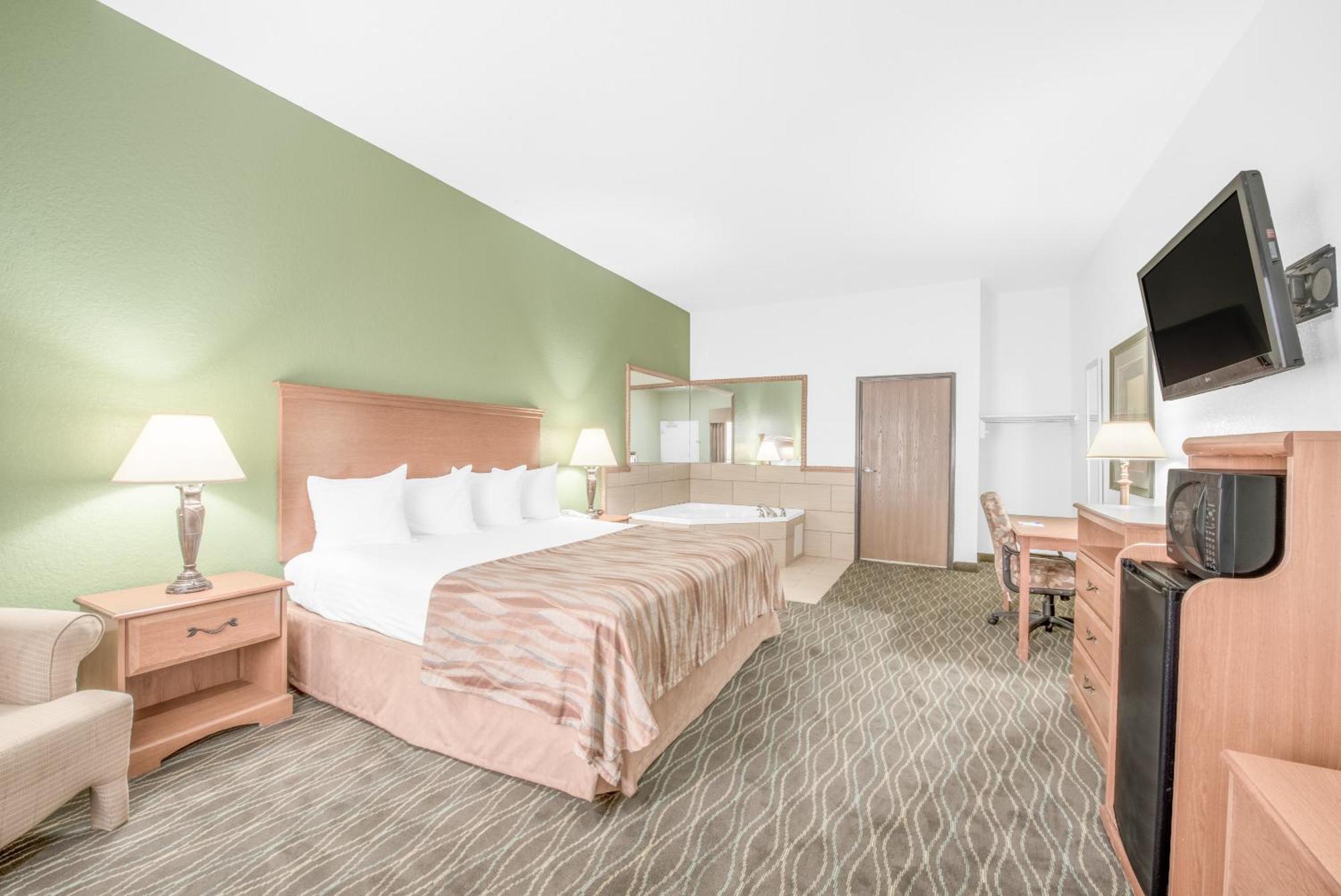 Baymont By Wyndham Pearsall Exterior photo