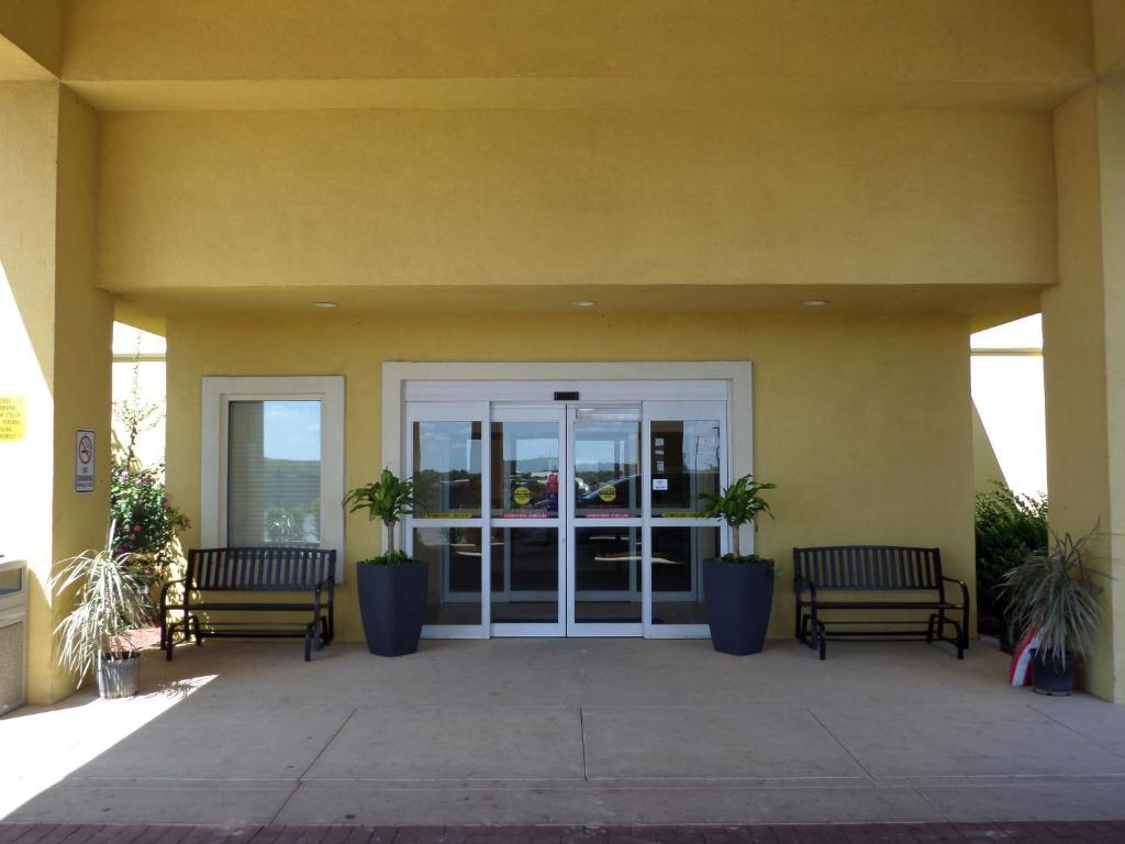 Baymont By Wyndham Pearsall Exterior photo