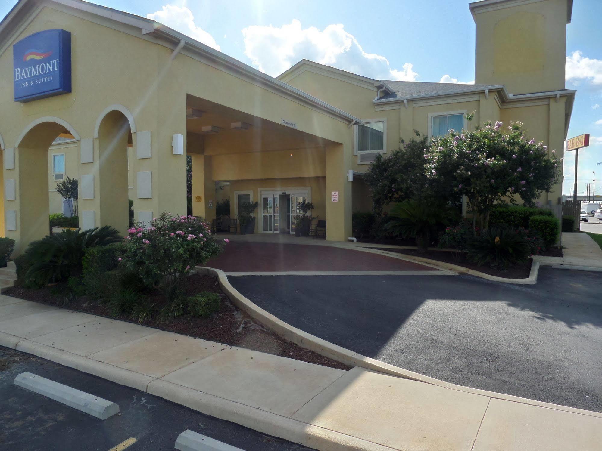 Baymont By Wyndham Pearsall Exterior photo