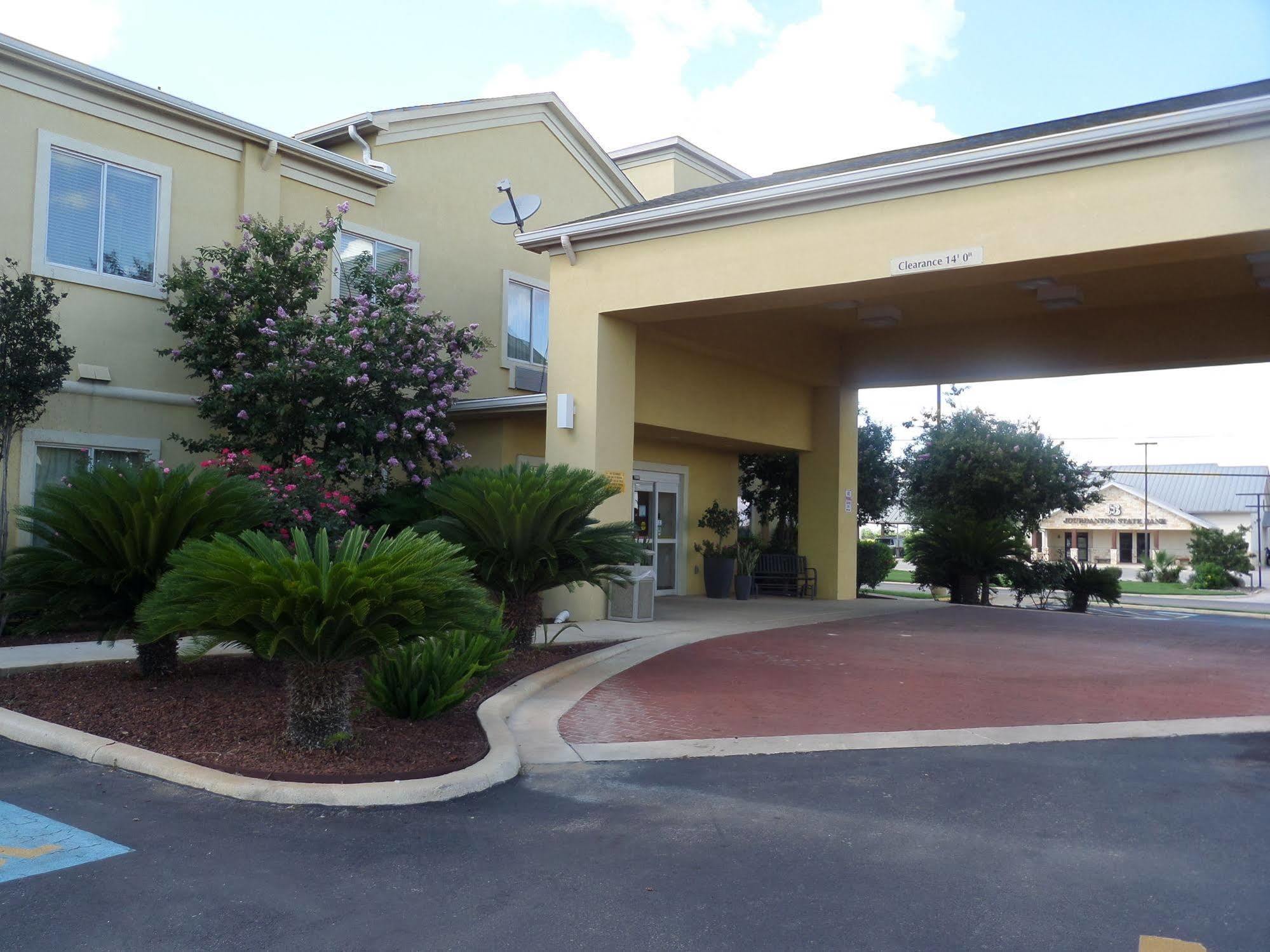 Baymont By Wyndham Pearsall Exterior photo